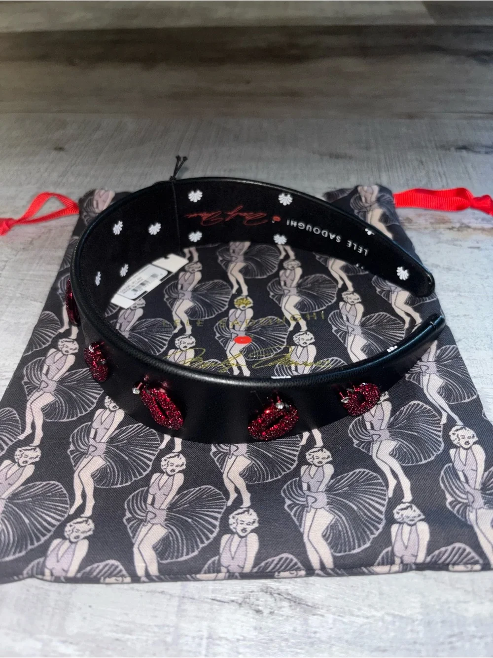 💋NEW Lele Sadoughi X Marilyn Monroe Black Padded Red Lips Headband